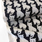 Japanischer Baumwollstoff von Sevenberry mit grauen Katzen auf schwarzem Hintergrund.