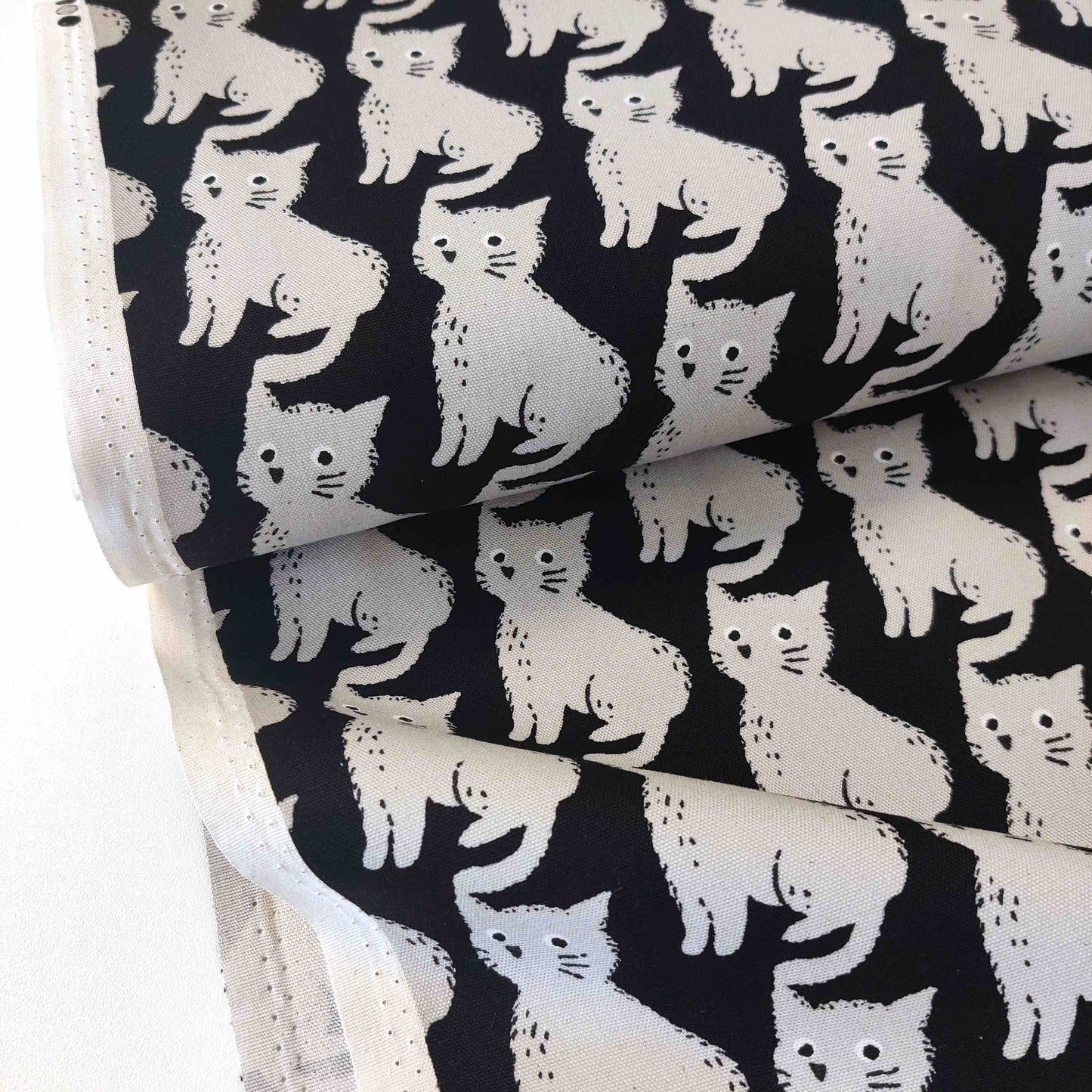 Japanischer Baumwollstoff von Sevenberry mit grauen Katzen auf schwarzem Hintergrund.