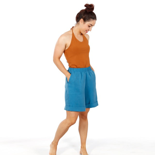 Papierschnittmuster für eine kurze Hose für Damen.