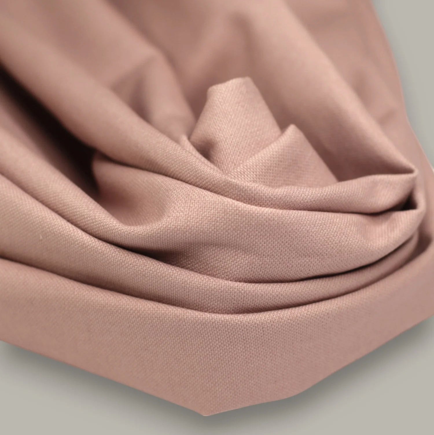 Dawn Cotton Canvas Uni dusty rose. Robuster Baumwollstoff mit Stand, ideal für Taschen, Rucksäcke, Kissen und Dekoprojekte.