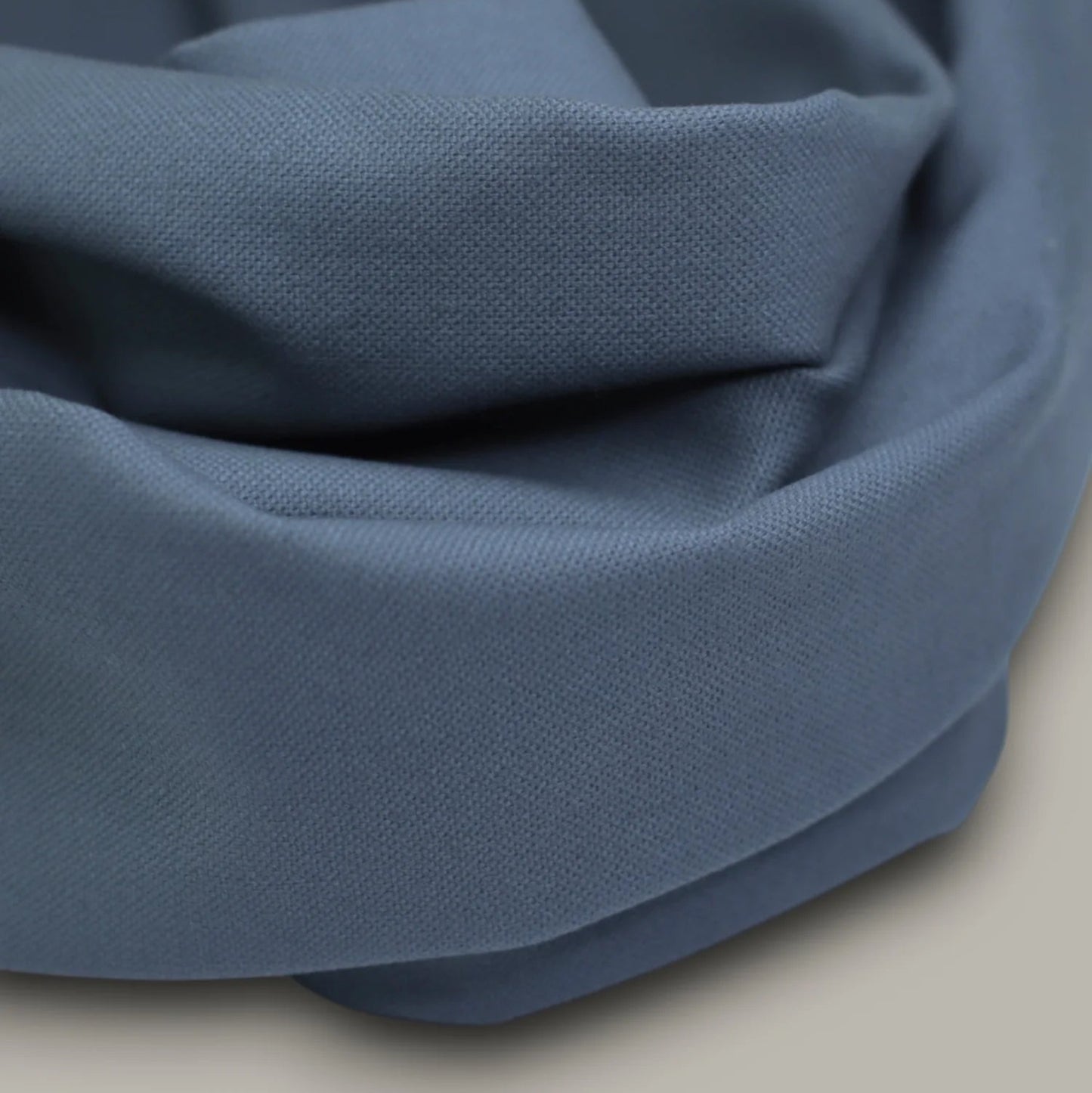 Dawn Cotton Canvas Uni steel blue. Robuster Baumwollstoff mit Stand, ideal für Taschen, Rucksäcke, Kissen und Dekoprojekte.