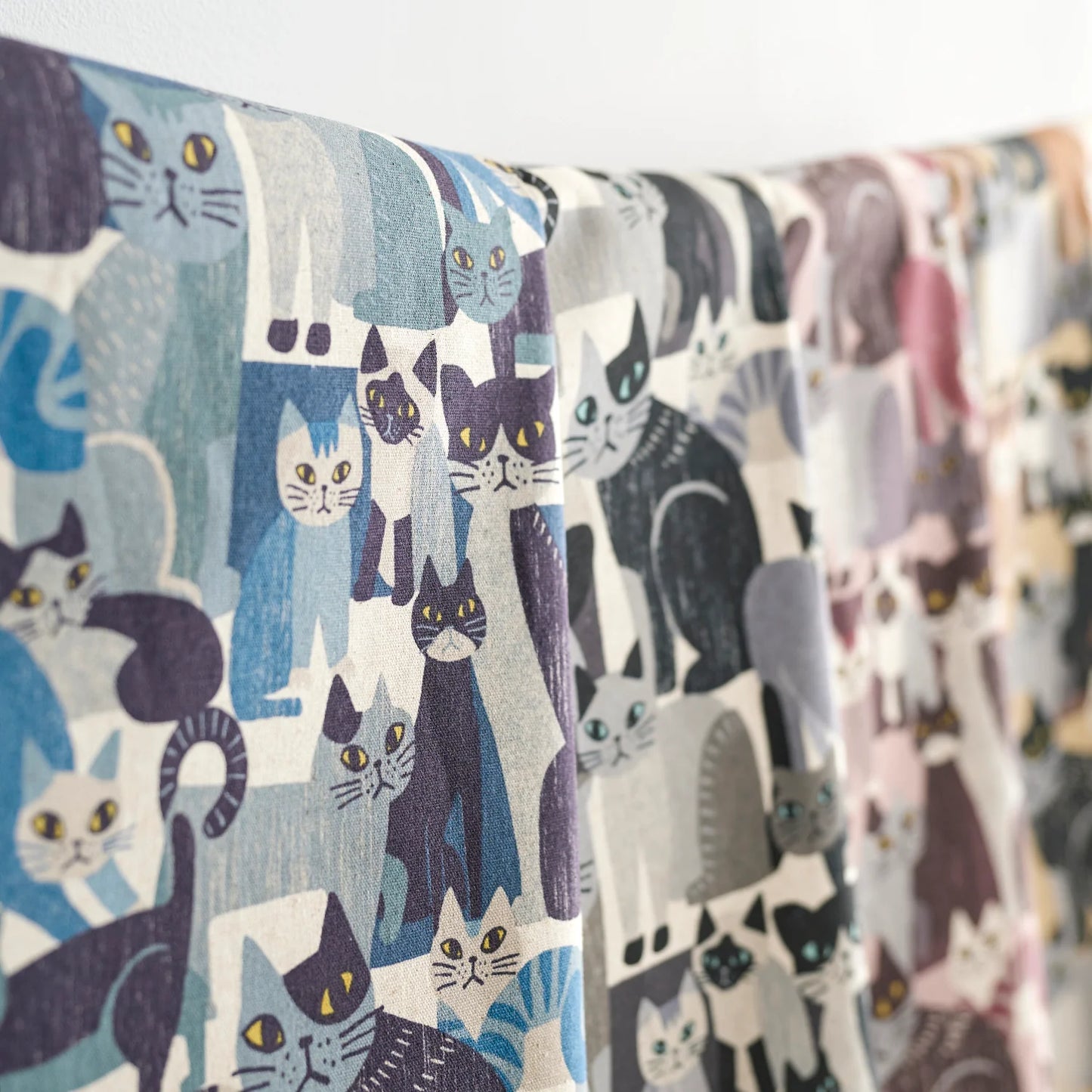 Kokka Canvas aus Japan mit grafischem Katzenmotiv in Blau-, Grau- und Schwarztönen aus Baumwolle und Leinen.