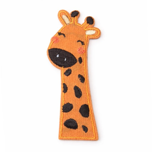 Bestickter Giraffen-Aufnäher in Orange mit schwarzen Flecken, großen dunklen Augen, cremefarbenem Ohr und roten Wangen auf weißem Hintergrund. Größe 7,5x3cm, zum Aufbügeln oder Aufnähen.