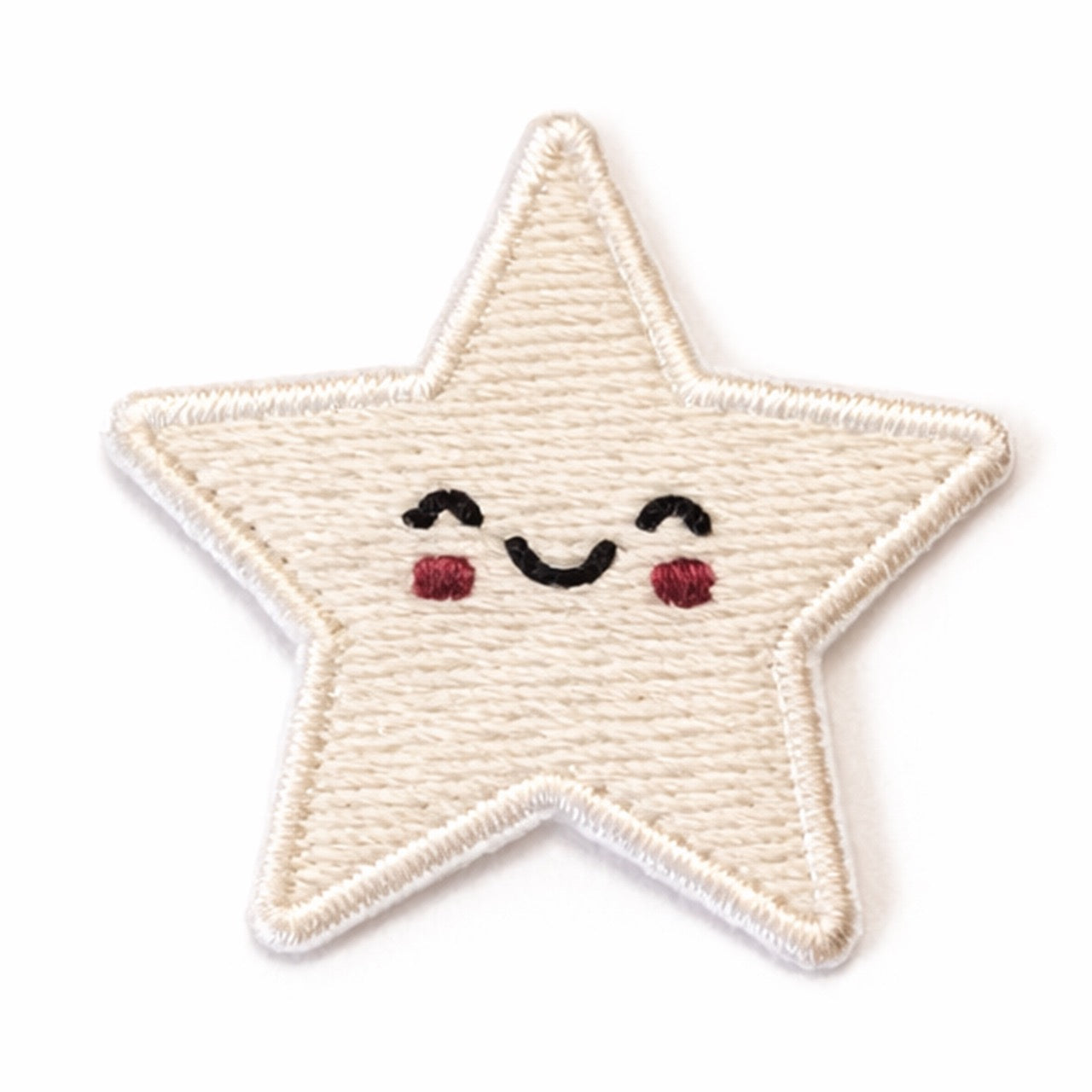Bestickter Stern-Aufnäher in Creme mit lächelndem Gesicht, geschlossenen Augen und roten Wangen. Größe 3,5x3,5cm, zum Aufbügeln oder Aufnähen.