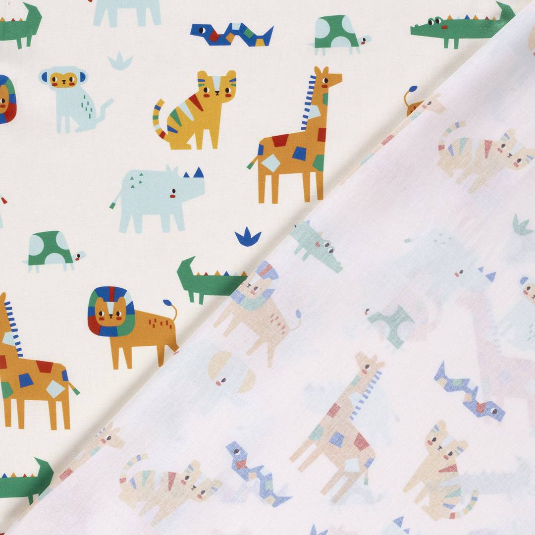 Vorder- und Rückseite des Stoffes: Baumwollpopeline mit bunten Giraffen, Elefanten und Krokodilen auf wollweißem Grund.
