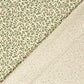 Vorder- und Rückseite des Stoffes: Baumwollpopeline mit grünen Stechpalmenblättern und roten Beeren auf cremefarbenem Grund.