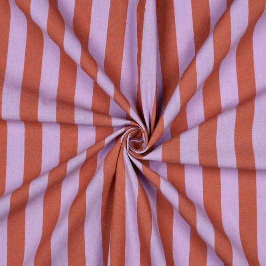 Der Stoff zeigt breite, gleichmäßige Längsstreifen in leuchtendem Terrakotta und zartem Flieder. Die Garngärbung verleiht dem Stoff eine besonders satte, lebendige Farbtiefe. Die Webstruktur ist gleichmäßig und fest, der Griff weich und angenehm.
