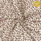 Faltenwurf des Musselins Karli mit Leoprint auf Ecru