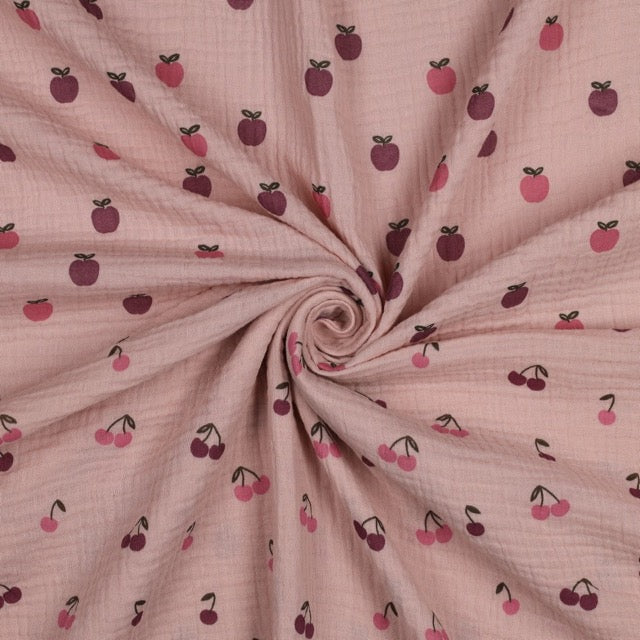Musselin-Stoff in Rosa mit Allover-Apfelmuster in Rosa und Bordeaux, weiche Baumwoll-Doppelgaze, Öko-Tex 100, 135cm breit.

