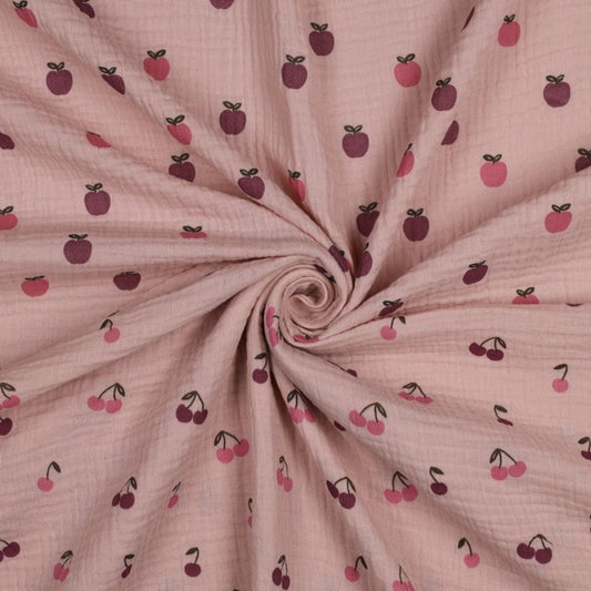 Musselin-Stoff in Rosa mit Allover-Apfelmuster in Rosa und Bordeaux, weiche Baumwoll-Doppelgaze, Öko-Tex 100, 135cm breit.
