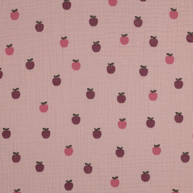 Musselin-Stoff in Rosa mit Allover-Apfelmuster in Rosa und Bordeaux, weiche Baumwoll-Doppelgaze, Öko-Tex 100, 135cm breit.
