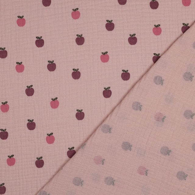 Musselin-Stoff in Rosa mit Allover-Apfelmuster in Rosa und Bordeaux, weiche Baumwoll-Doppelgaze, Öko-Tex 100, 135cm breit.
