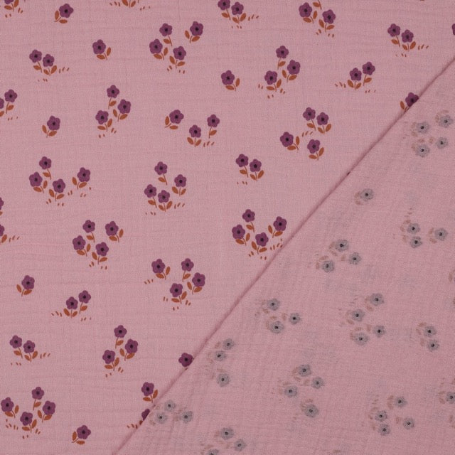 Musselin-Stoff mit Blumenmuster in Rosa, 135cm breit, Öko-Tex 100. Weiche Baumwoll-Doppelgaze als Meterware ab 10cm – ideal für Baby & DIY.

