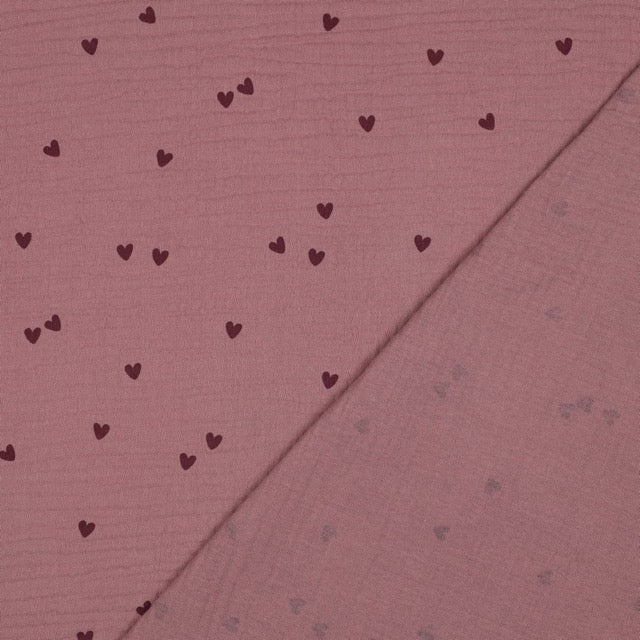 Musselin-Stoff in Altrosa mit bordeauxfarbenen Herzchen-Allover-Print, weiche Doppelgaze aus Baumwolle, 135cm breit.
