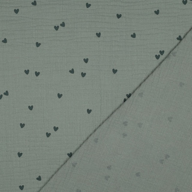 Musselin-Stoff in Salbeigrün mit dunkelgrünen Herzchen-Allover-Print, weiche Doppelgaze aus Baumwolle, 135cm breit.