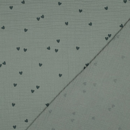 Musselin-Stoff in Salbeigrün mit dunkelgrünen Herzchen-Allover-Print, weiche Doppelgaze aus Baumwolle, 135cm breit.