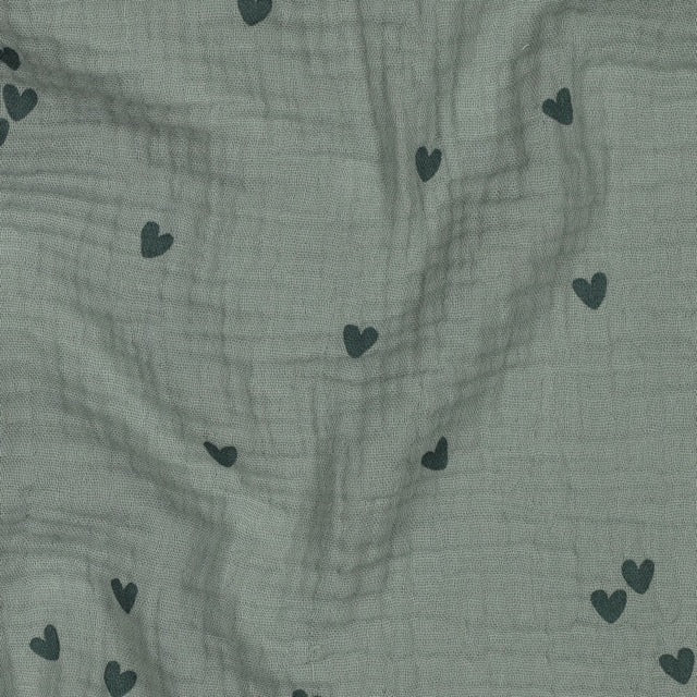 Musselin-Stoff in Salbeigrün mit dunkelgrünen Herzchen-Allover-Print, weiche Doppelgaze aus Baumwolle, 135cm breit.