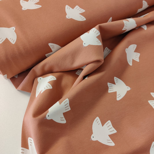 French Terry Taubenflug Altrosa – Sweatstoff mit Vögeln