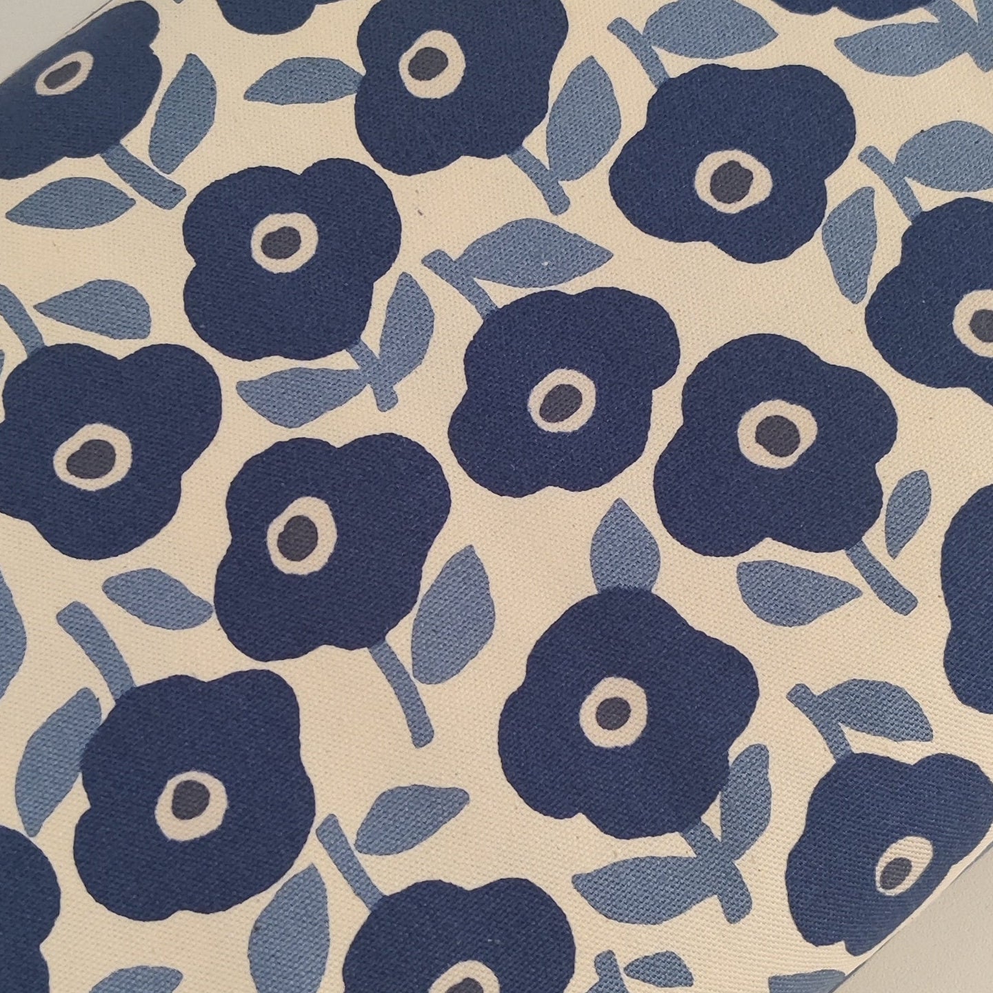 KOKKA Linnea Pure Blossom Oxford Baumwollstoff mit blauen Blumen und Blättern