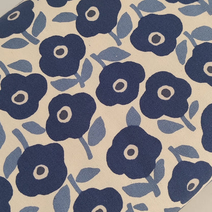 KOKKA Linnea Pure Blossom Oxford Baumwollstoff mit blauen Blumen und Blättern