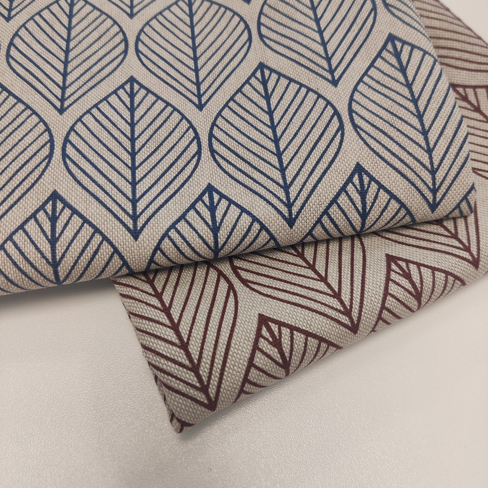 Leaf Line Minimalist Linenlook Half Panama Premium mit grafischem Blattmuster auf hellem Hintergrund