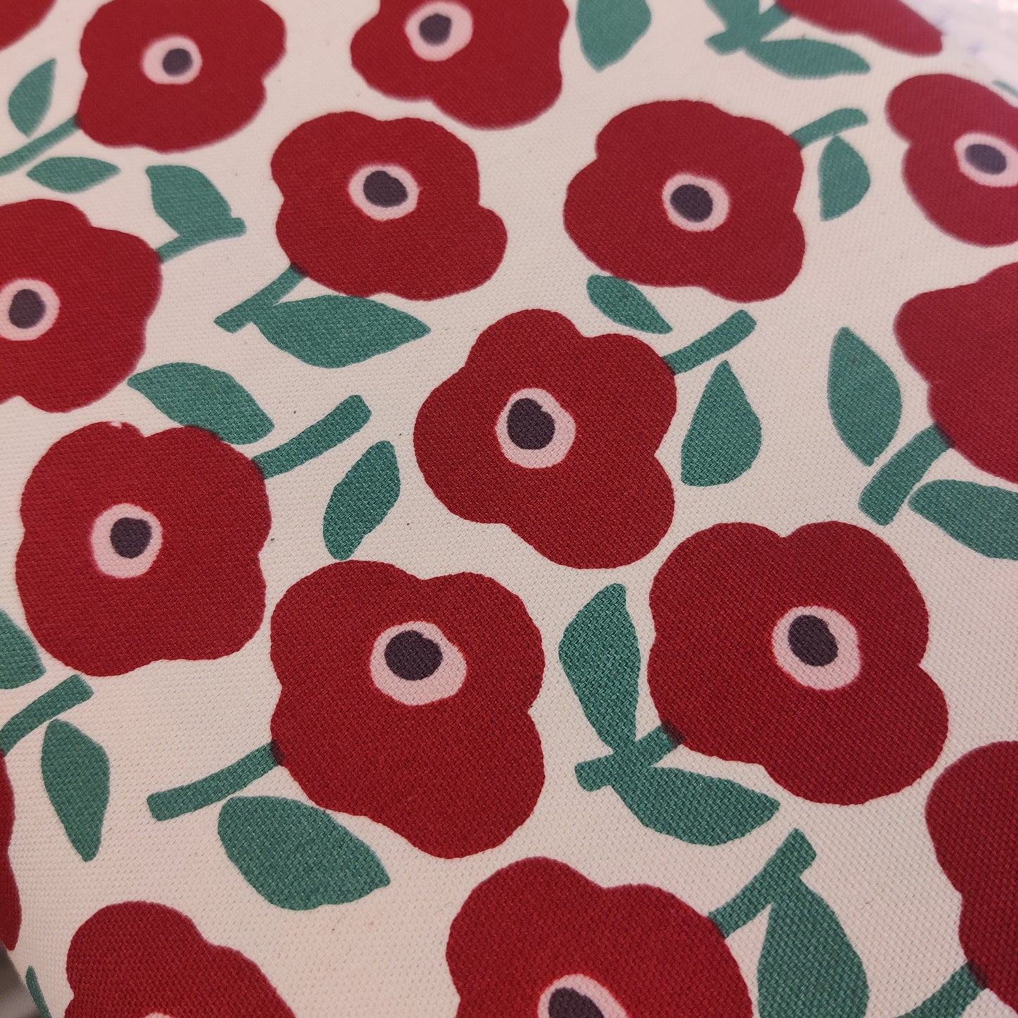KOKKA Linnea Pure Blossom Oxford Baumwollstoff mit roten Blumen und türkisgrünen Blättern
