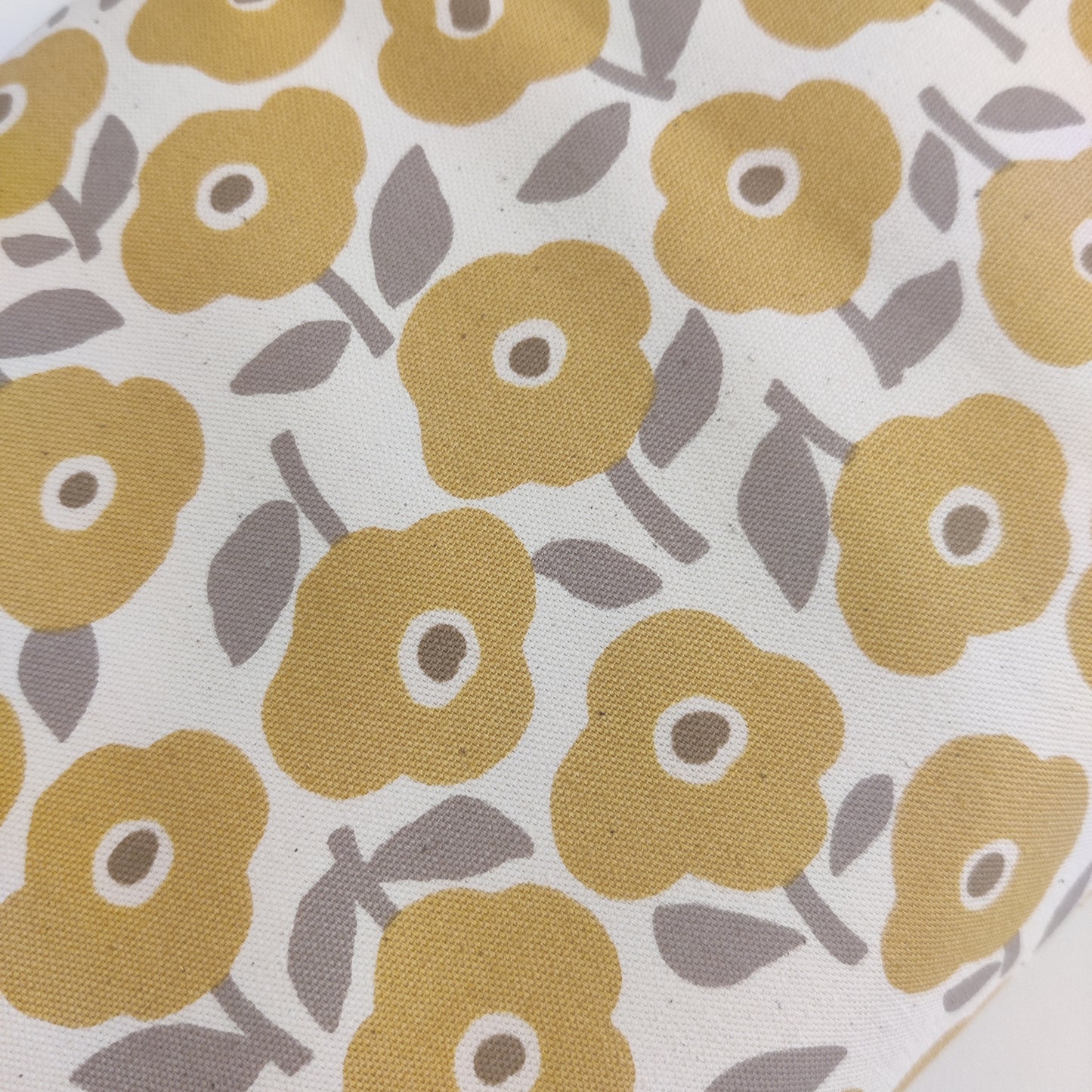 KOKKA Linnea Pure Blossom Oxford Baumwollstoff mit gelben Blumen und graubeigen Blättern