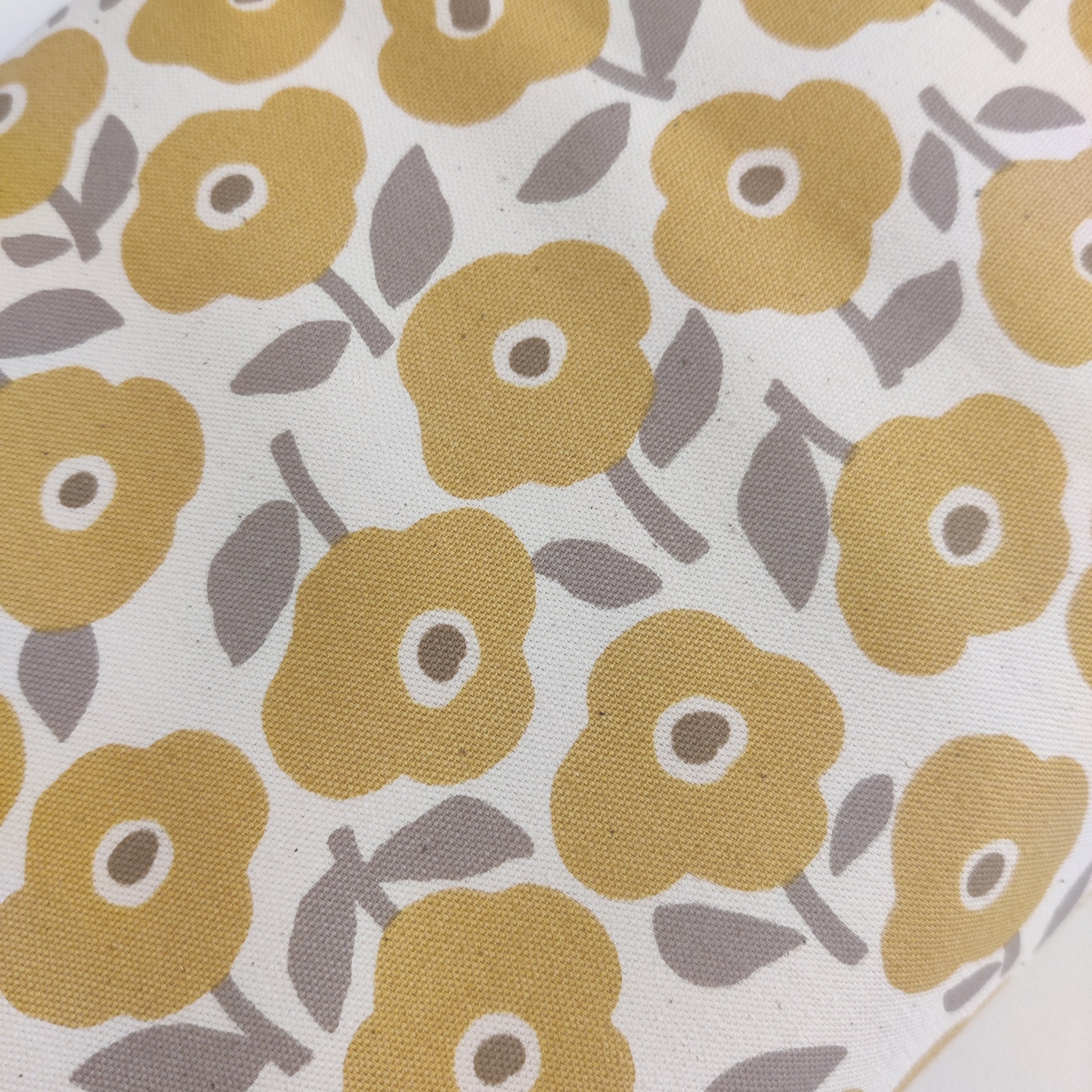 KOKKA Linnea Pure Blossom Oxford Baumwollstoff mit gelben Blumen und graubeigen Blättern