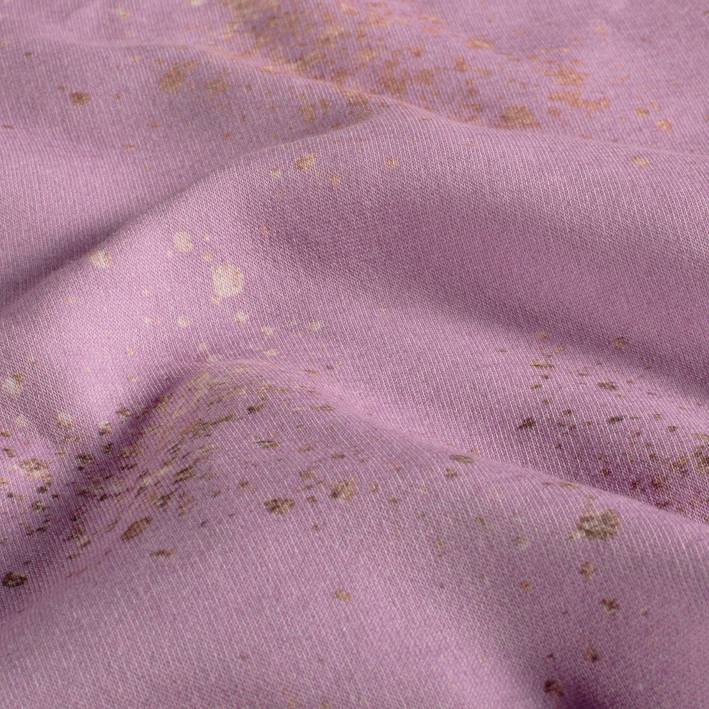 Nahaufnahme mit Stofffalten: Sweat mit unregelmäßigen hellen und dunkleren Sprenkeln auf altrosafarbenem Grund.