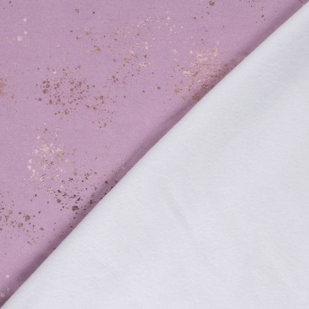Vorder- und Rückseite des Stoffes: Sweat mit unregelmäßigen hellen und dunkleren Sprenkeln auf altrosafarbenem Grund.