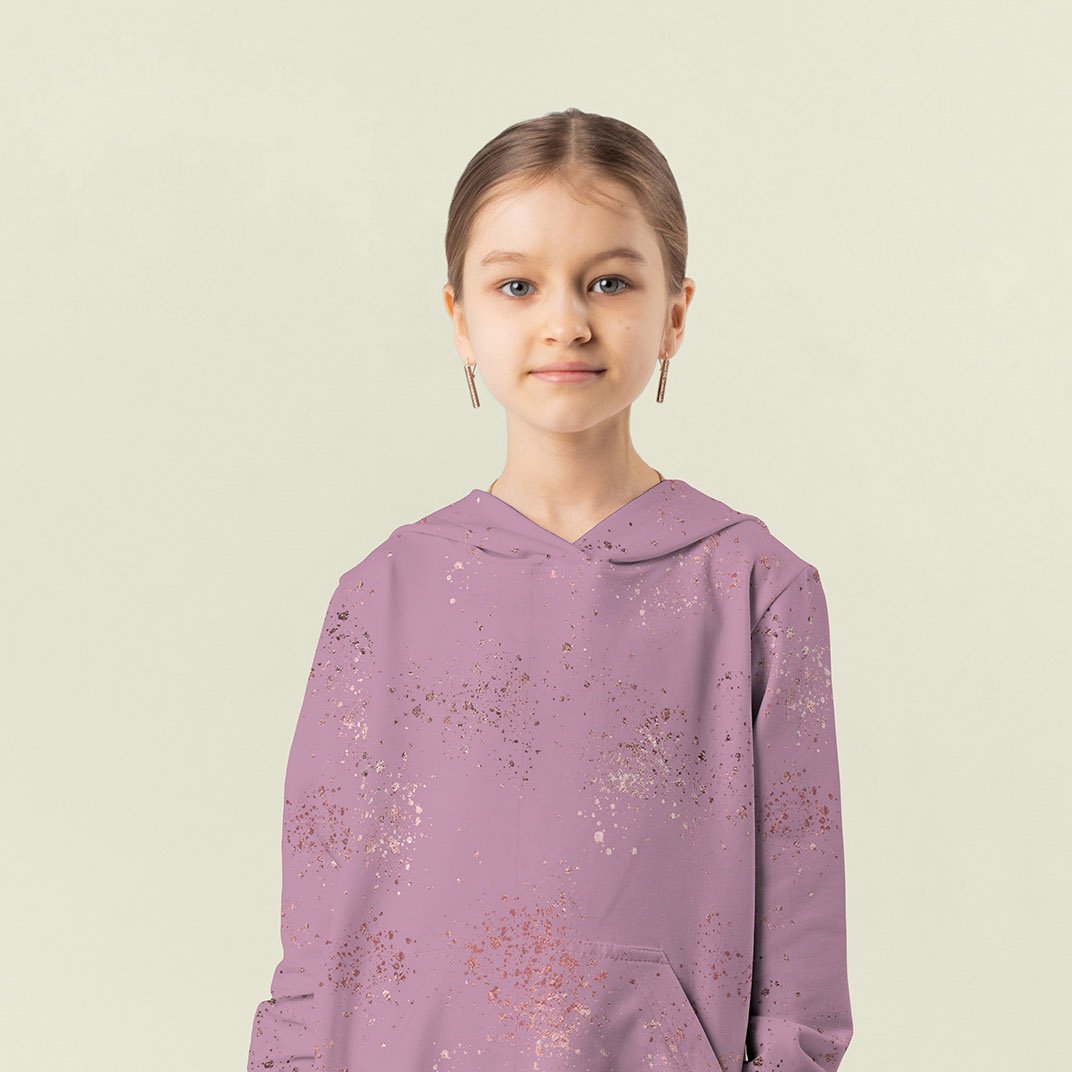 Kind trägt einen altrosafarbenen Pullover aus Sweat mit feinem Sprenkelmuster.