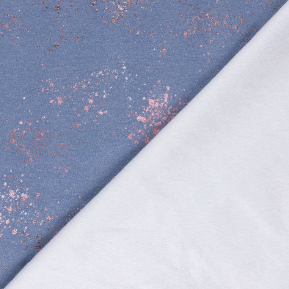 Vorder- und Rückseite des Stoffes: Sweat mit unregelmäßigen hellen und dunkleren Sprenkeln auf gedeckt blauem Grund.