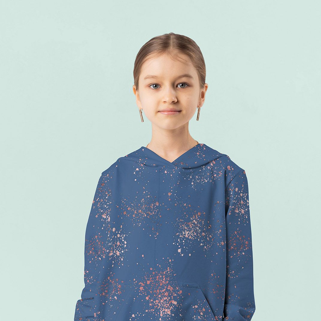 Kind trägt einen blauen Pullover aus Sweat mit feinem Sprenkelmuster.