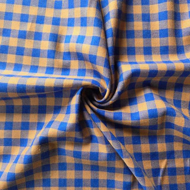 Faltenwurf des Vichy-Flanells mit Karos in Caramel und Kobaltblau